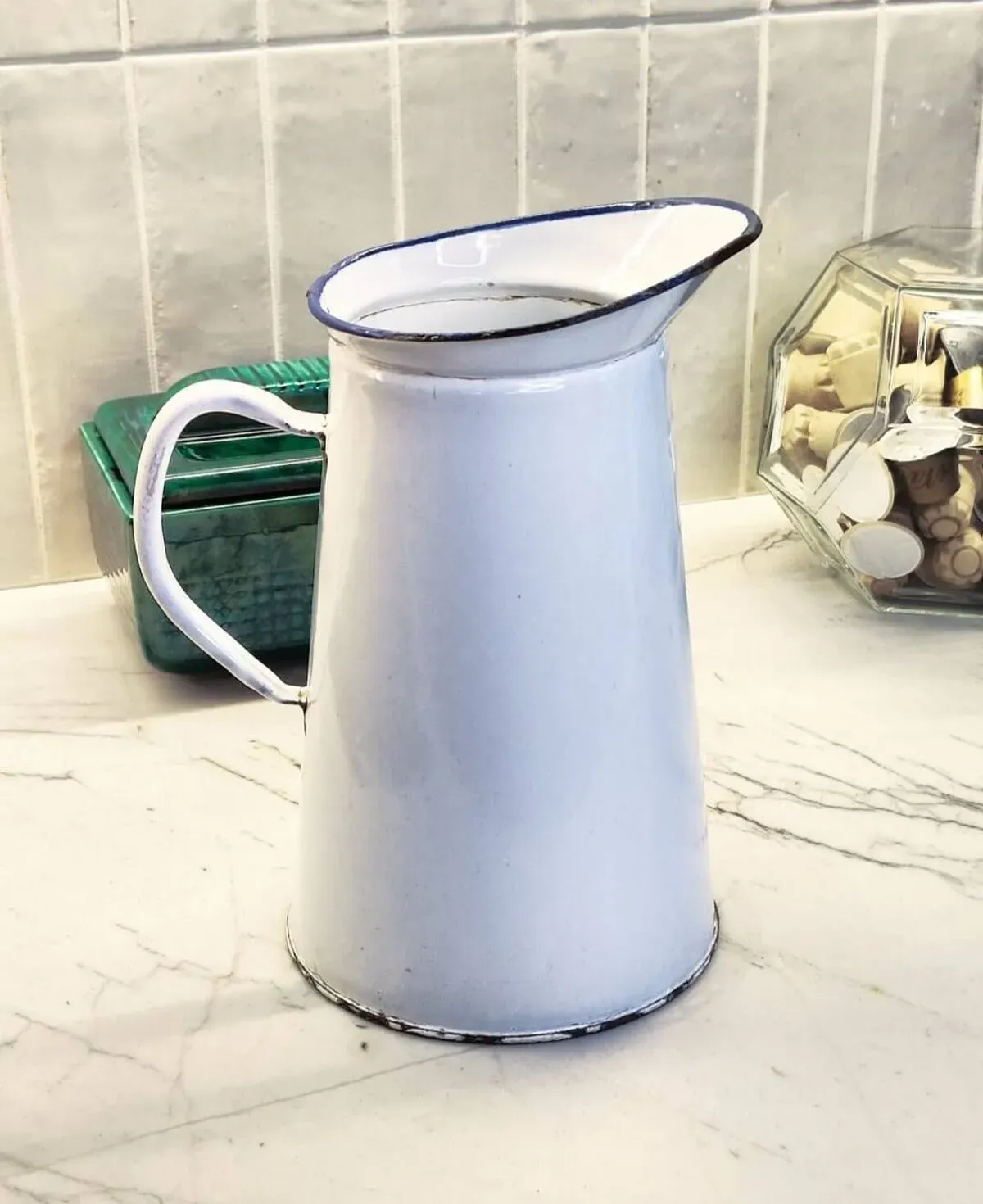 Illustration numéro 4 du produit Pichet en tôle émaillée