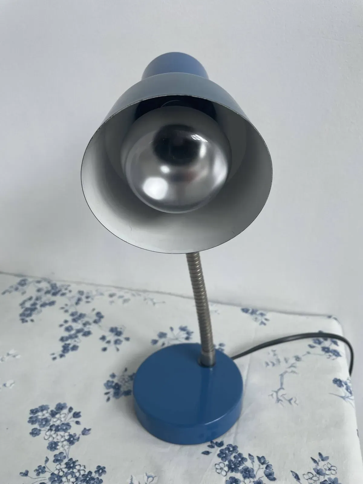 Illustration numéro 4 du produit Lampe de bureau articulée en métal bleu et chromé, années 1970