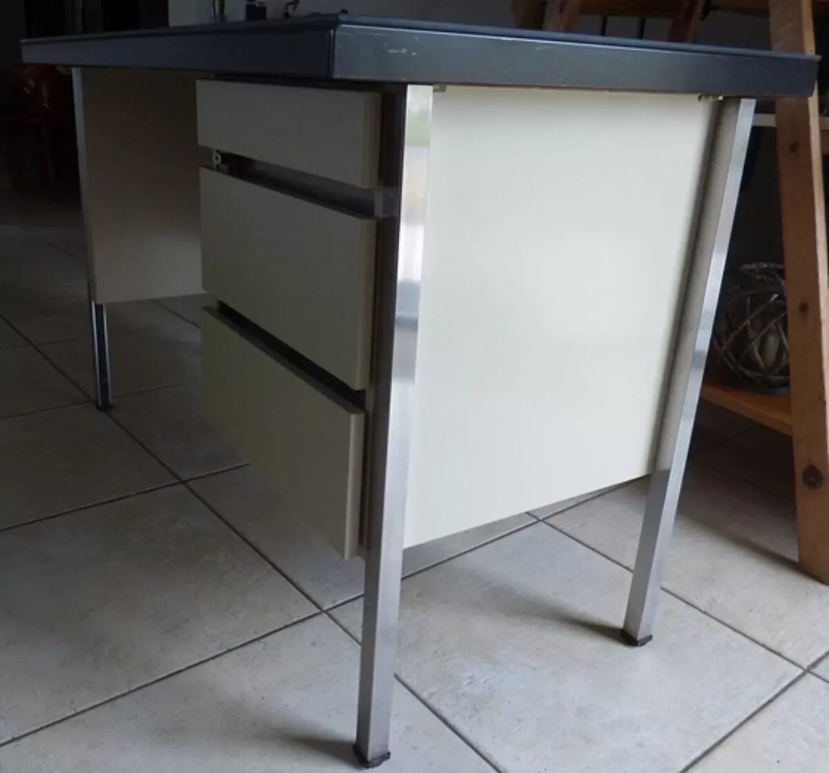 Illustration numéro 4 du produit Bureau métallique industriel des années 70 trois tiroirs et dessus verre