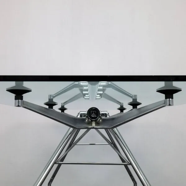 Illustration numéro 4 du produit Table / Bureau Nomos par Norman Foster pour Tecno, Italie