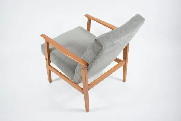 Illustration numéro 4 du produit Fauteuil poli vintage restauré années 1960 tissu gris, teck