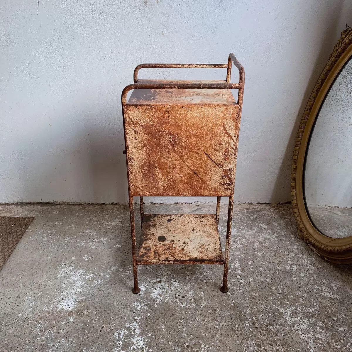 Illustration numéro 4 du produit Table de chevet d’hôpital fin XIX début XXe en métal