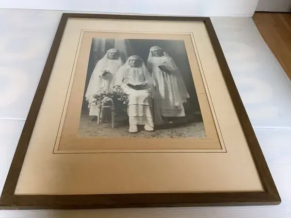 Illustration numéro 4 du produit Grand cadre ancienne photographie trio de communiantes