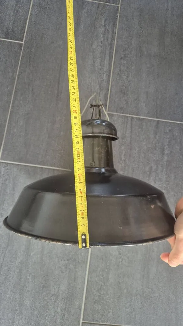 Illustration numéro 4 du produit Lampes à suspension industrielles vintage françaises en émail noir