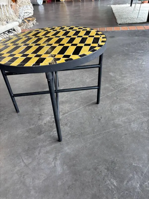 Illustration numéro 4 du produit Table basse ronde marocaine en zellige jaune et noir