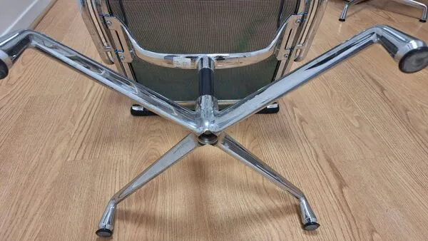 Illustration numéro 4 du produit fauteuil Vitra Aluminium Group EA 108, design iconique de Charles & Ray Ea