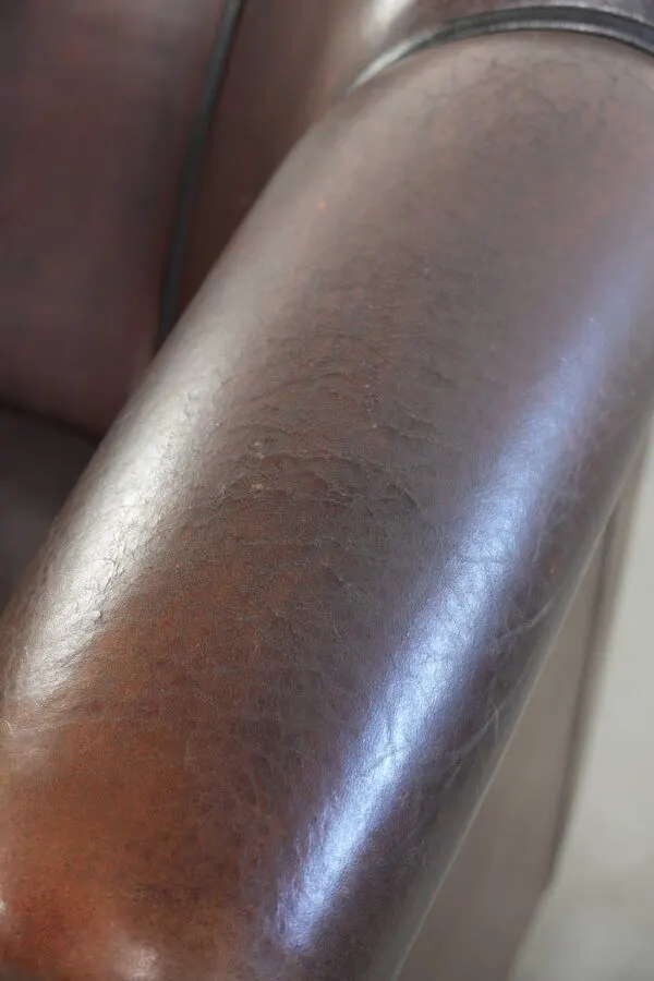 Illustration numéro 4 du produit Fauteuil club en peau de mouton noir au design unique de style anglais