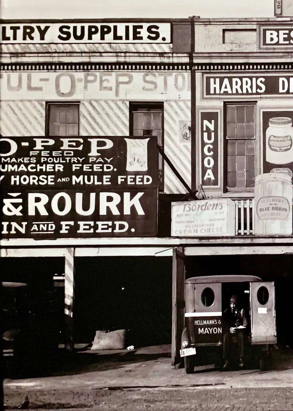 Illustration numéro 4 du produit Walker Evans “Entrepôts Publicitaires au Bord de l’Eau, Louisiane''1938