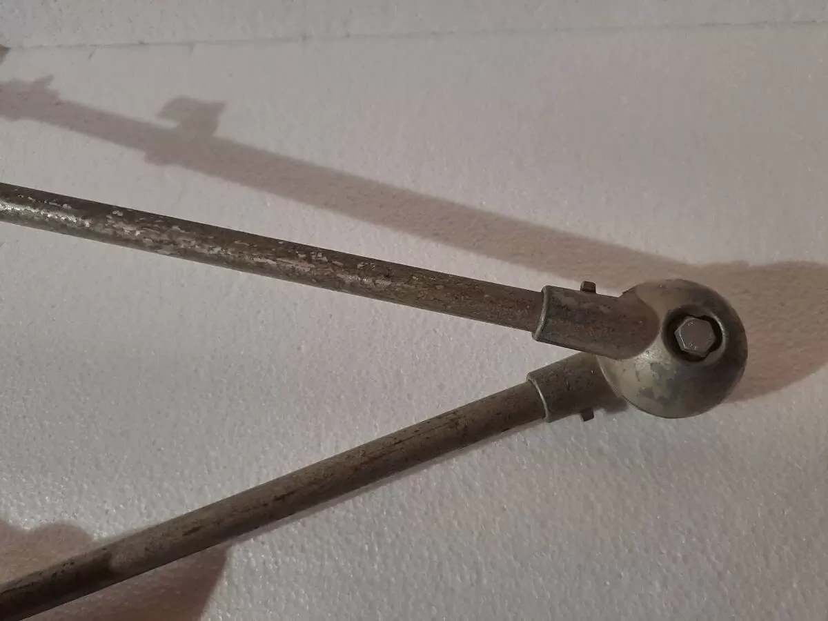 Illustration numéro 4 du produit Ancienne lampe d'atelier articulée industrielle