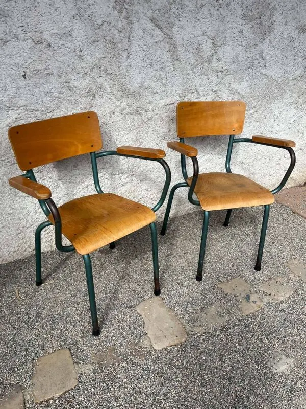 Illustration numéro 4 du produit chaises d'école