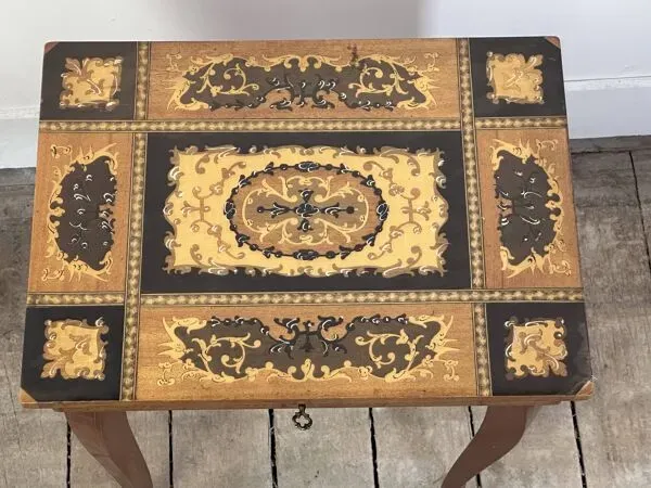 Illustration numéro 4 du produit Table à rangement à musique en marqueterie