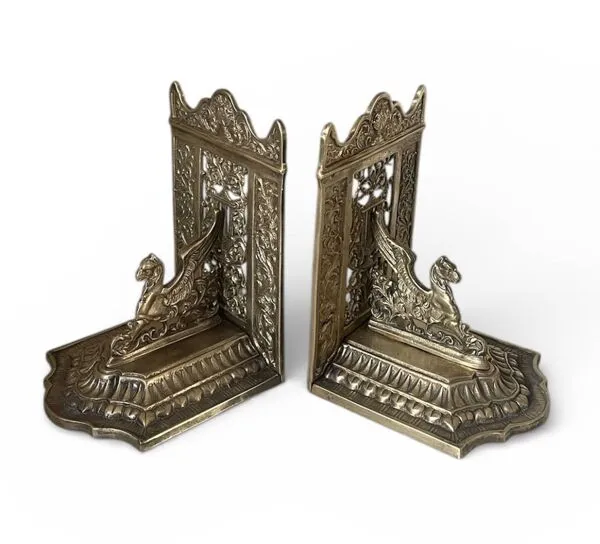 Illustration numéro 4 du produit paire de serre-livres décor gothique en laiton 1920