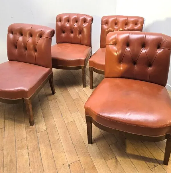 Illustration numéro 4 du produit Chauffeuse en cuir capitonné vintage