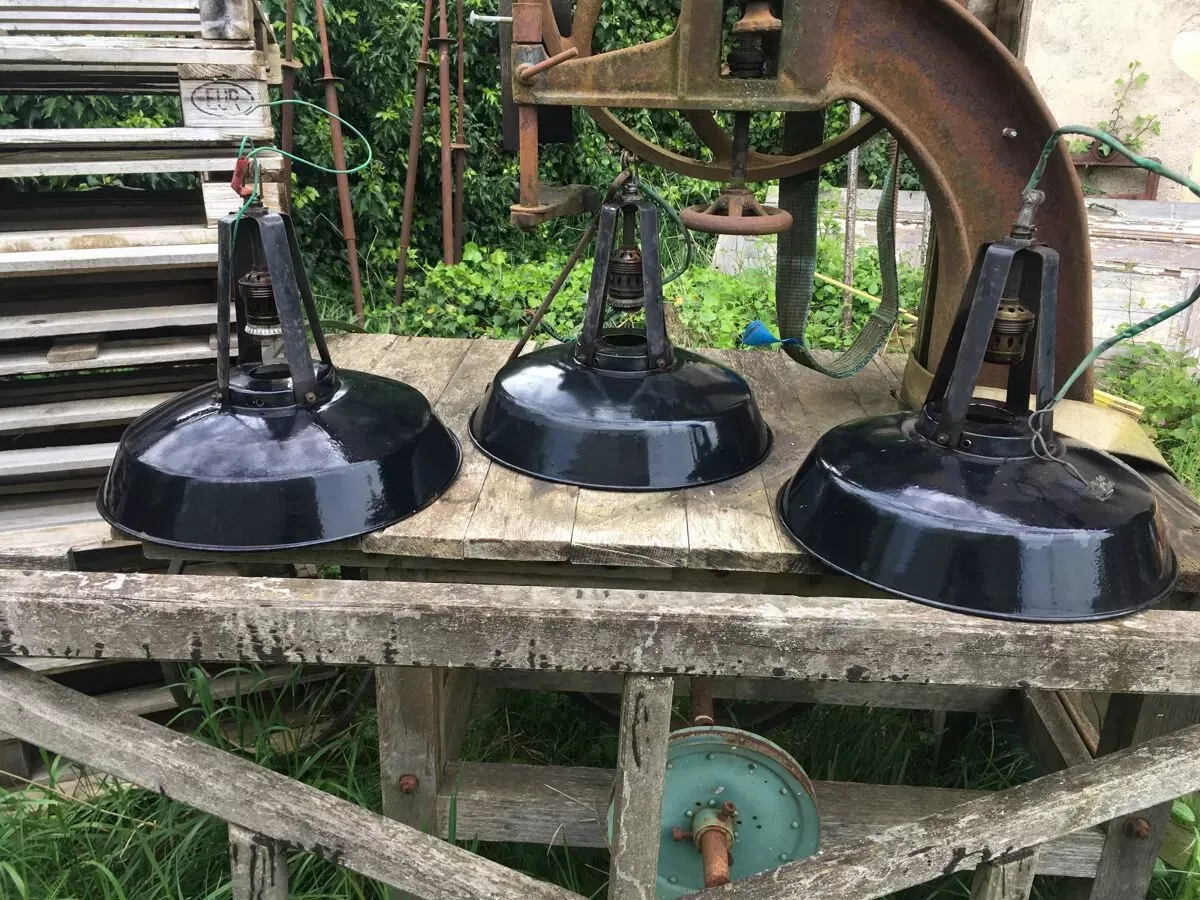 Illustration numéro 4 du produit Lot de 3 lampes industrielles noirs années '70 bon état