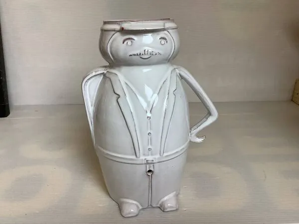 Illustration numéro 4 du produit Vase cache pot anthropomorphe
