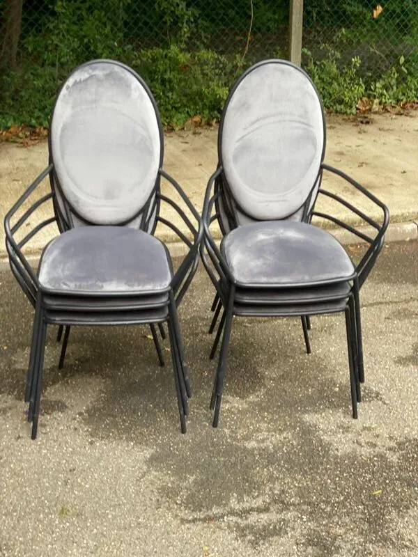 Illustration numéro 4 du produit 6 chaises à manger médaillon noir et velours gris avec accoudoir