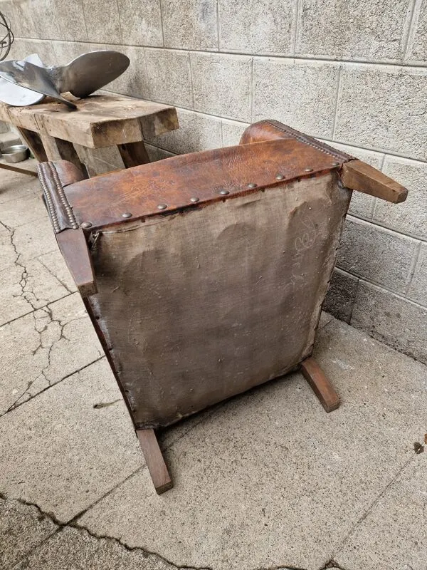Illustration numéro 4 du produit Fauteuil club ancien en cuir patiné brun style anglais début XXe s