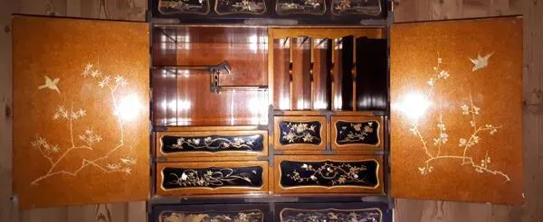 Illustration numéro 4 du produit Cabinet Japonais En Laque Et Shibayama, Japon époque Meiji