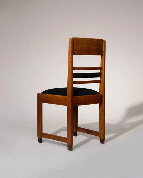 Illustration numéro 4 du produit Chaises de salle à manger en chêne de l'École d'Amsterdam, Pays-Bas, années 1920.