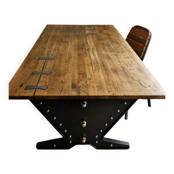 Illustration numéro 4 du produit Table industrielle – Pièce artisanale en bois massif et acier