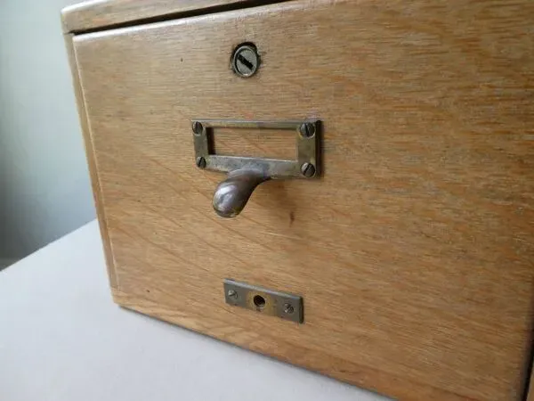 Illustration numéro 4 du produit Meuble de bureau, casiers en bois massif