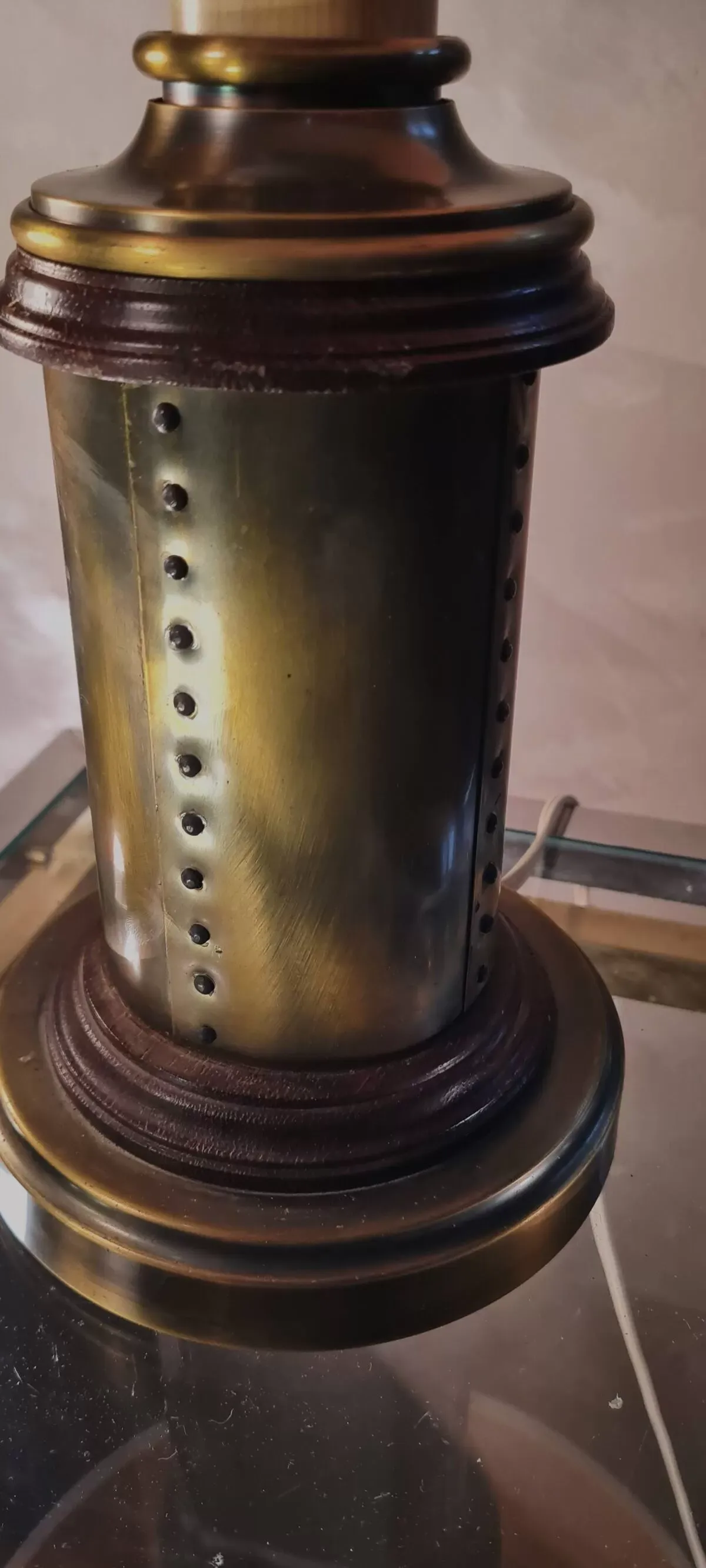 Illustration numéro 4 du produit Lampe 1970 bois et metal style riveté patiné avec superbe abat lour en feuille de bois  veritable