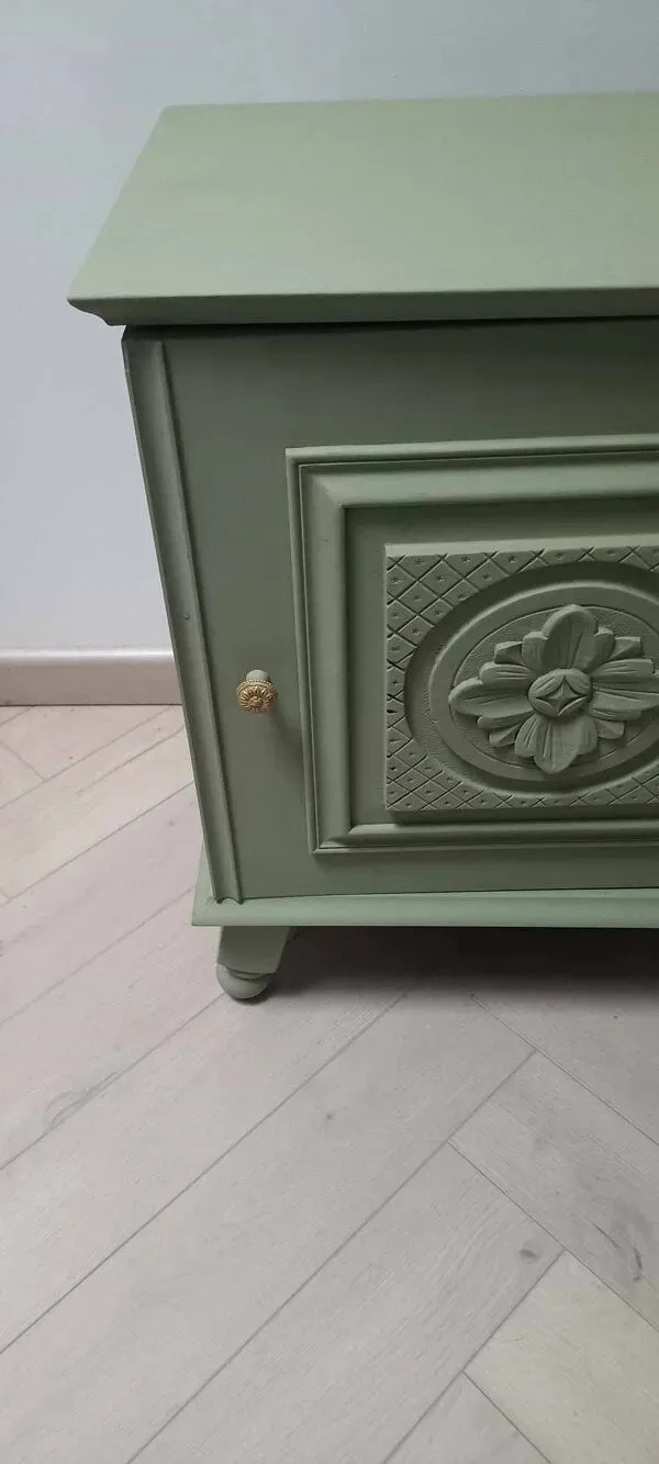 Illustration numéro 4 du produit Chevet avec sculptures florales