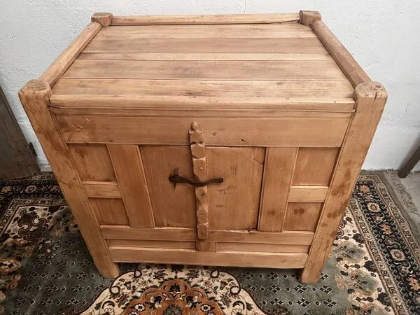 Illustration numéro 4 du produit Ancien garde-manger en Pitch pin - début XXe siècle