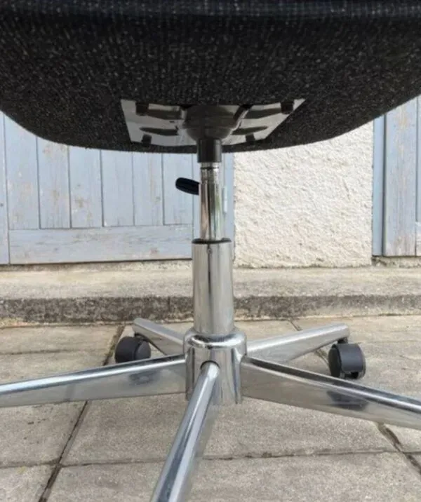 Illustration numéro 4 du produit Fauteuil pivotant en tissu noir chiné et chrome