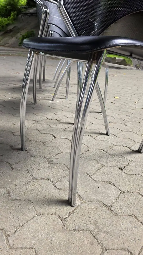 Illustration numéro 4 du produit 4 chaises postmodernes chrome et maille perforées, Italie, 1980