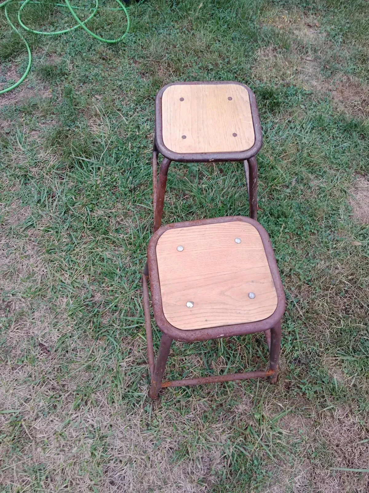 Illustration numéro 4 du produit 2 tabourets