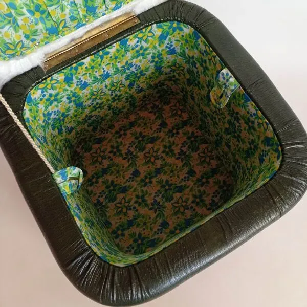 Illustration numéro 4 du produit Pouf avec rangements des années 70