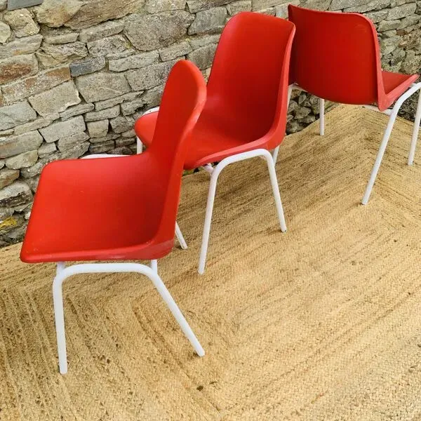 Illustration numéro 4 du produit Ensemble de 4 chaises rouges modèle europa