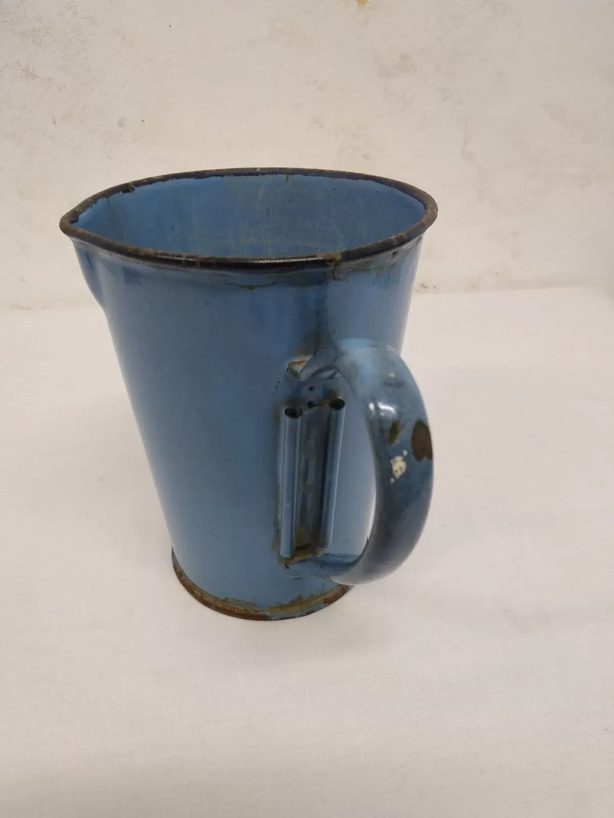 Illustration numéro 4 du produit Pichet émaillé ancien bleu avec bec verseur