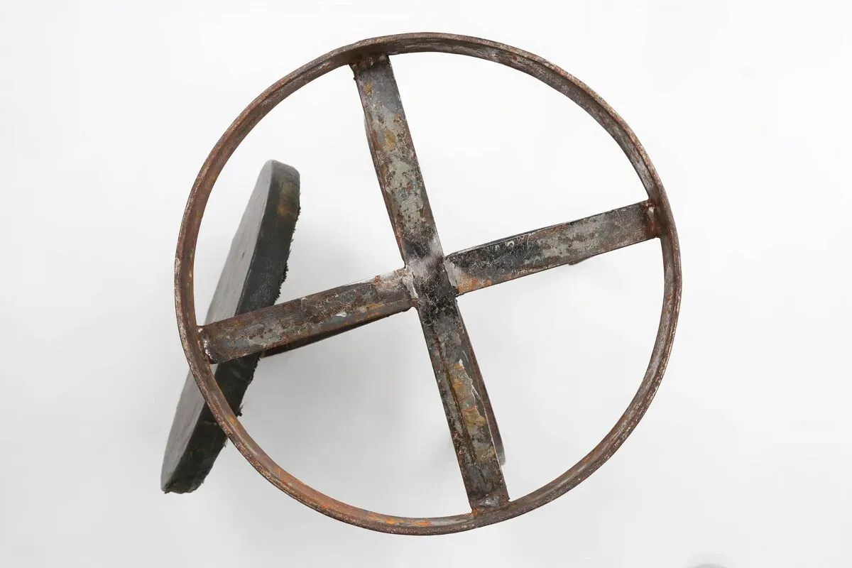 Illustration numéro 4 du produit Tabouret industriel en métal noir avec structure unique, France ca. 1920