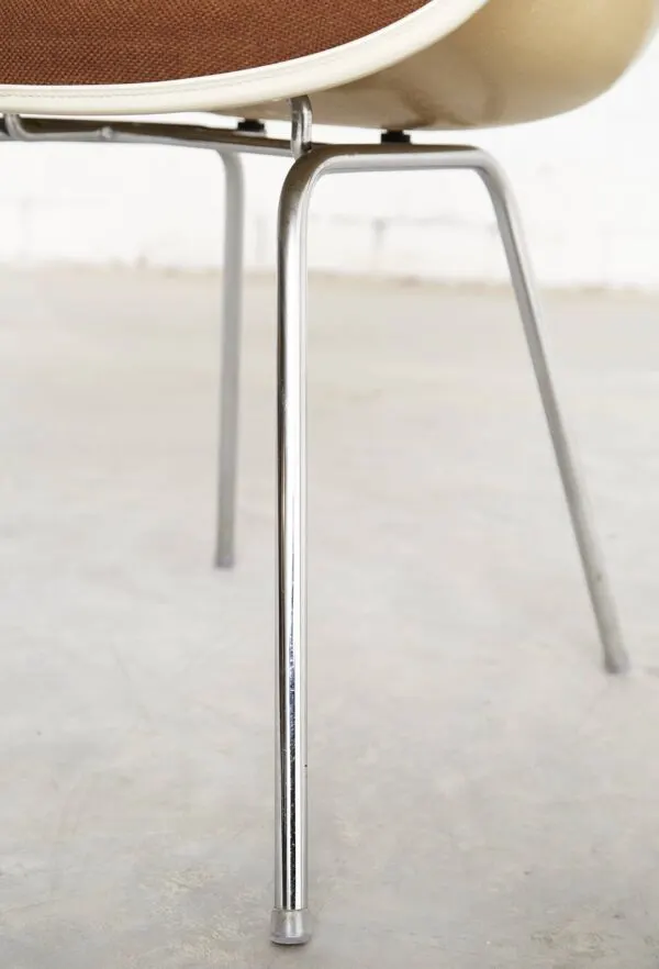 Illustration numéro 4 du produit Chaise en fibre de verre Dax Off-White par Charles et Ray Eames pour Vitra