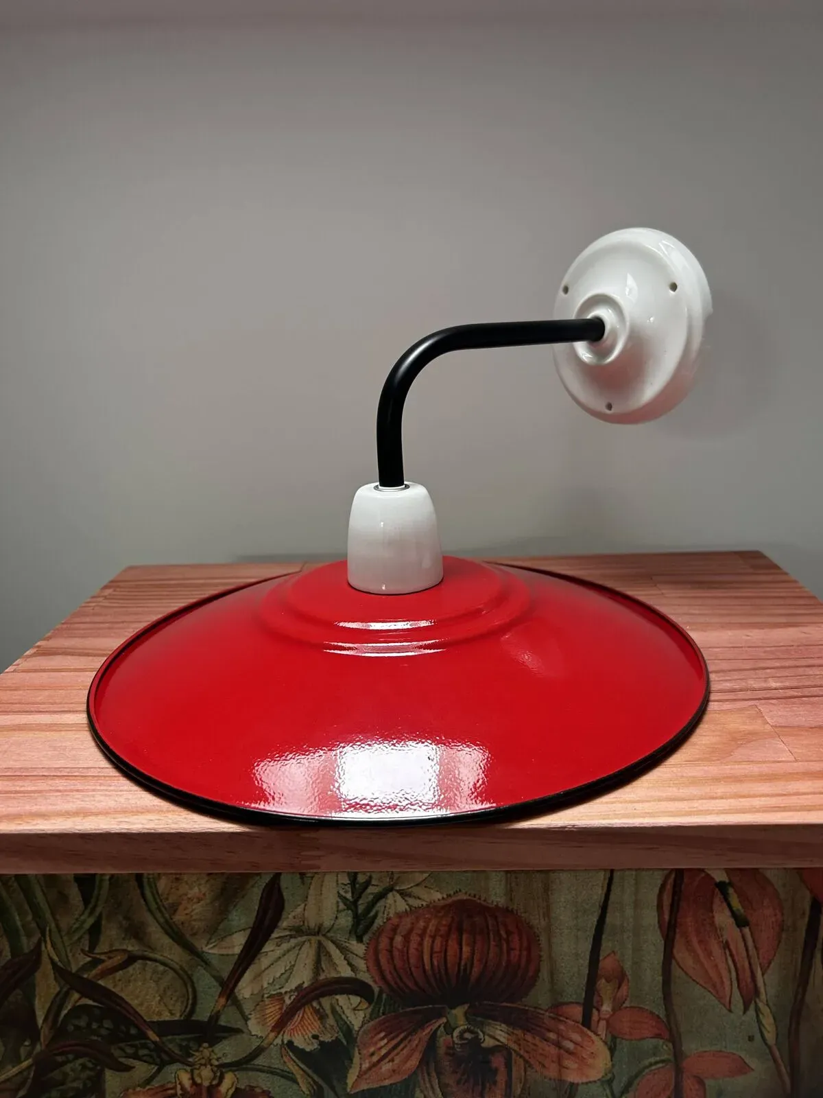 Illustration numéro 4 du produit Applique murale en tôle émaillée rouge