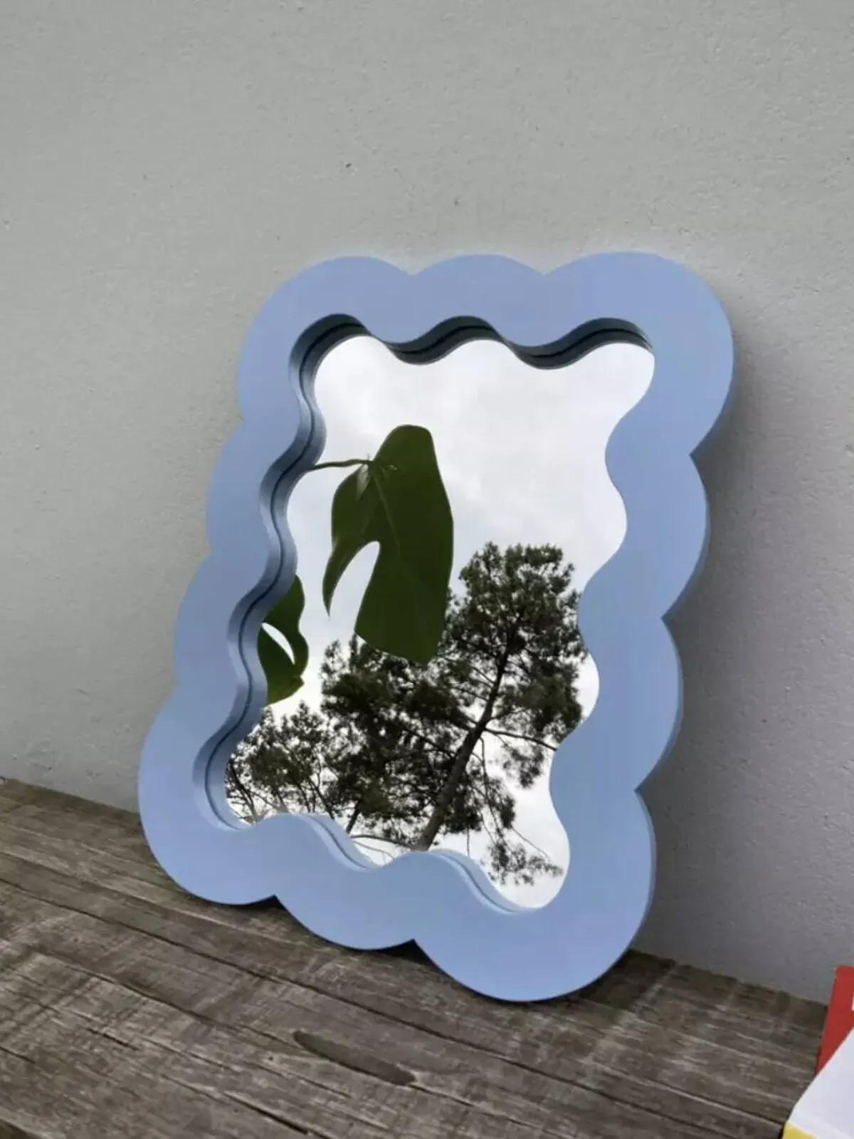 Illustration numéro 4 du produit Miroir nuage en bois ondulé