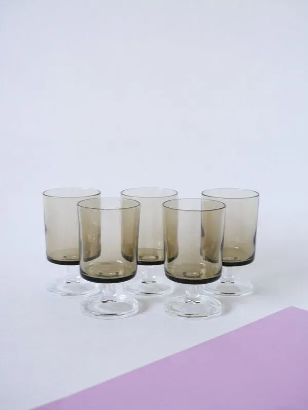 Illustration numéro 4 du produit Lot de 5 verres à vin en verre fumé Made in France 1970