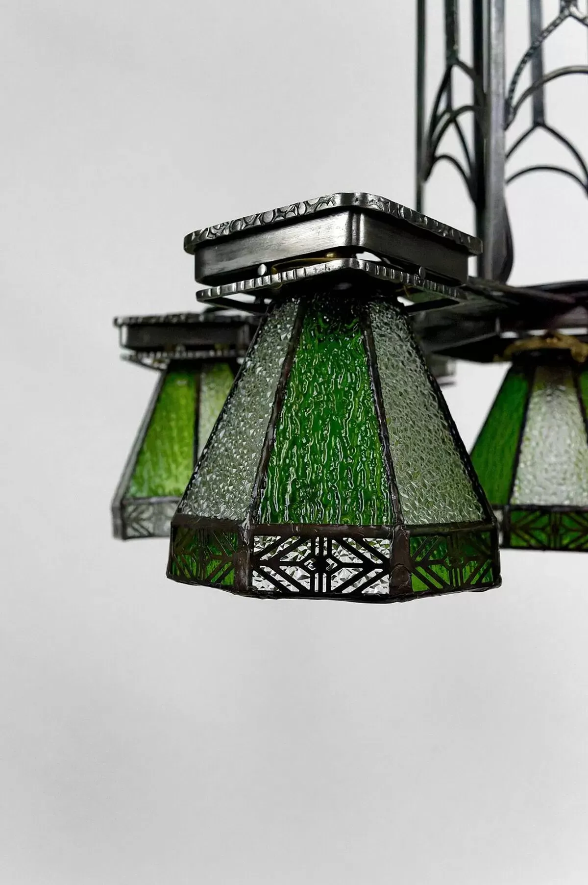 Illustration numéro 4 du produit Important lustre en fer forgé, Art Deco Gothique, France, Circa 1920