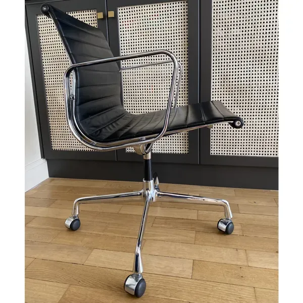 Illustration numéro 4 du produit Fauteuil ea108 de Charles Eames édition Vitra