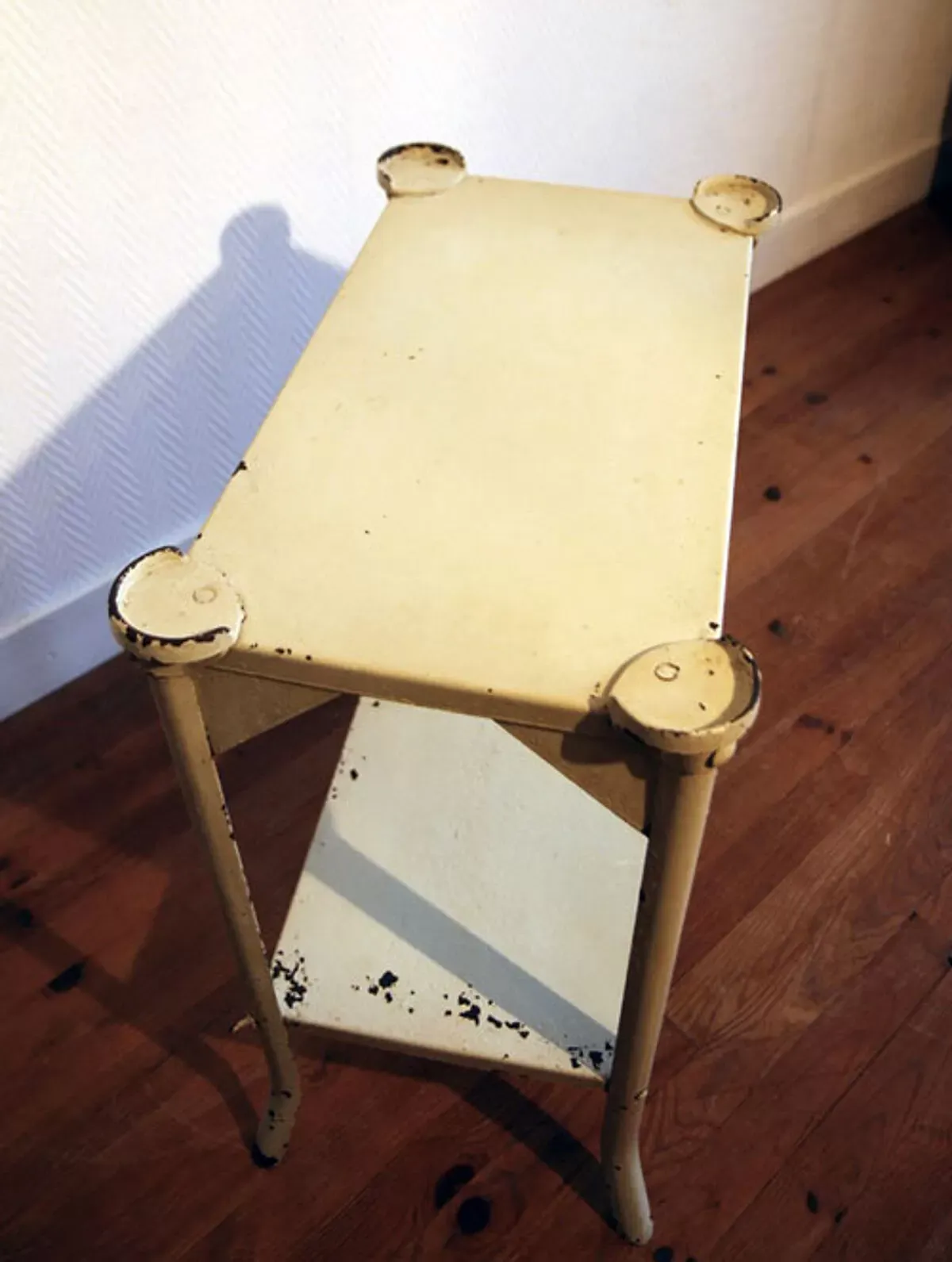 Illustration numéro 4 du produit Table d'appoint industrielle