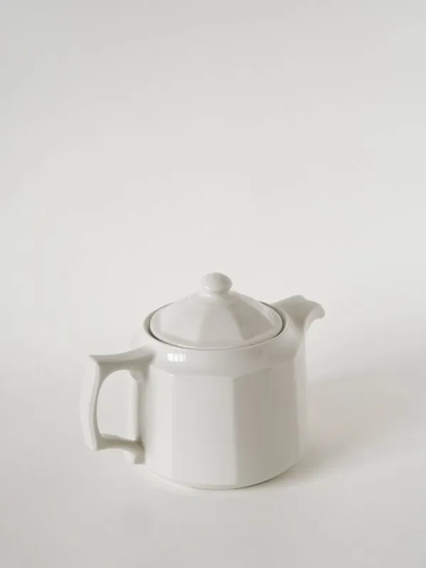 Illustration numéro 4 du produit Théière en céramique facettée blanche, 1950