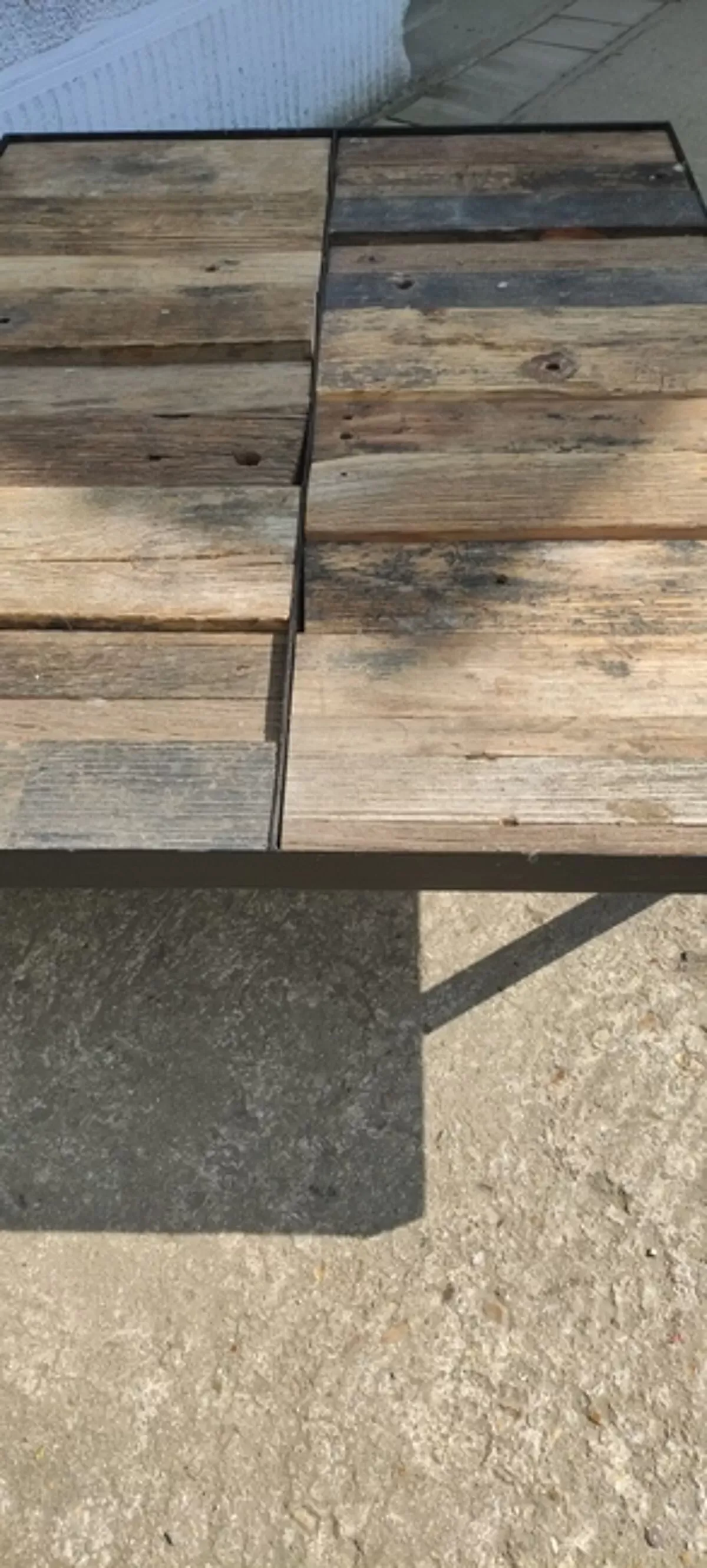 Illustration numéro 4 du produit Table basse bois et métal de style industriel