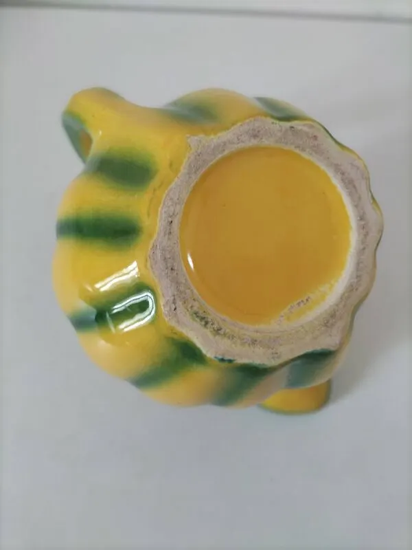 Illustration numéro 4 du produit Pichet melon en barbotine jaune et vert