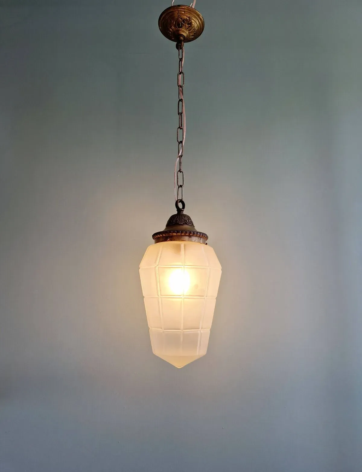 Illustration numéro 4 du produit Suspension Art Déco en verre satiné à facettes, années 1920