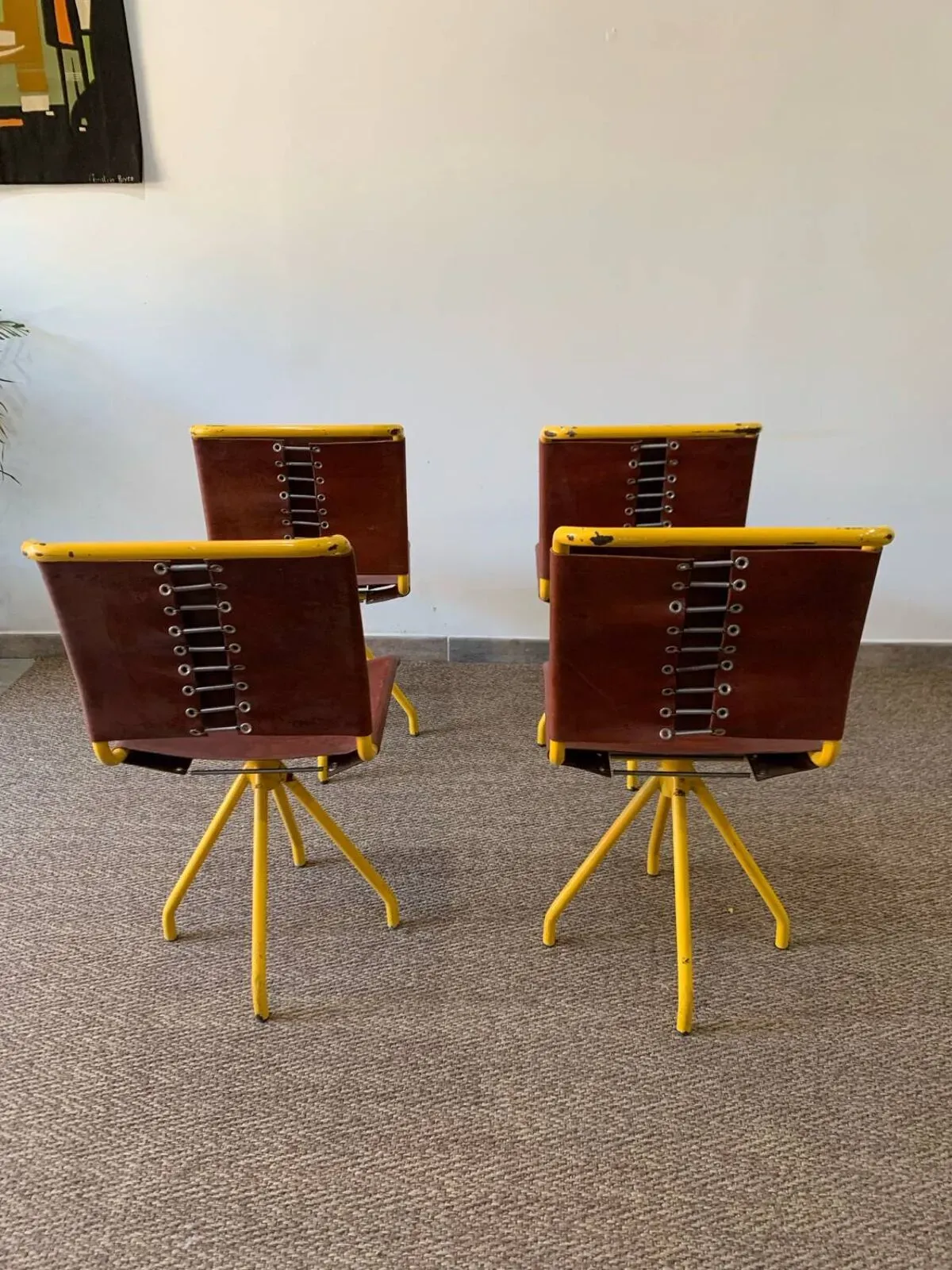 Illustration numéro 4 du produit Lot de 4 chaises cuir vintage