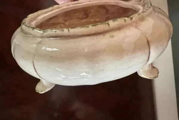 Illustration numéro 4 du produit Vase, pique-fleurs ancien en céramique