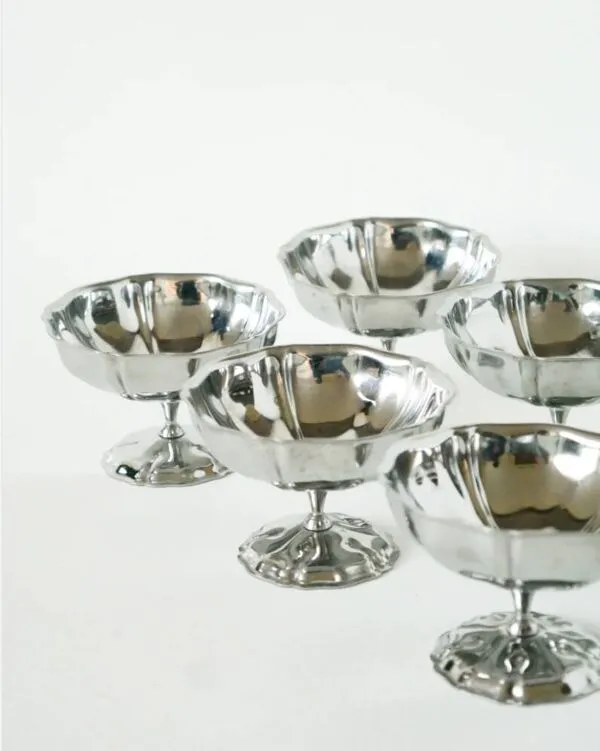 Illustration numéro 4 du produit Lot de 6 coupes à glace en inox mi-hautes, pieds fins travaillés, Design, 1