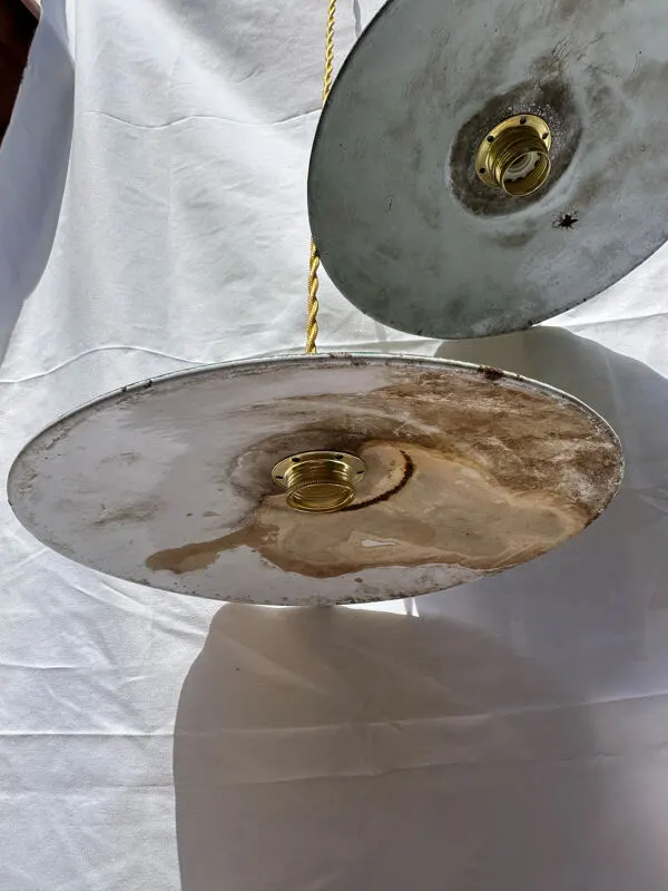 Illustration numéro 4 du produit Paire de suspension ancienne en tôle émaillée verte et blanche